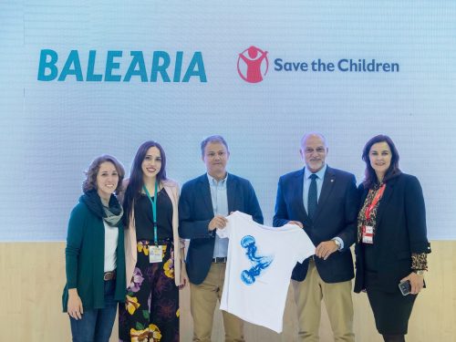 La Fundació Baleària presenta en FITUR unas camisetas solidarias, cuyos beneficios serán para Save the Children Melilla