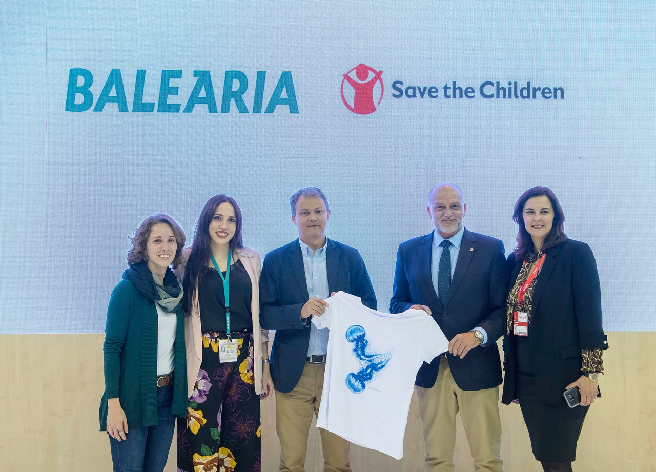 La Fundació Baleària presenta en FITUR unas camisetas solidarias, cuyos beneficios serán para Save the Children Melilla
