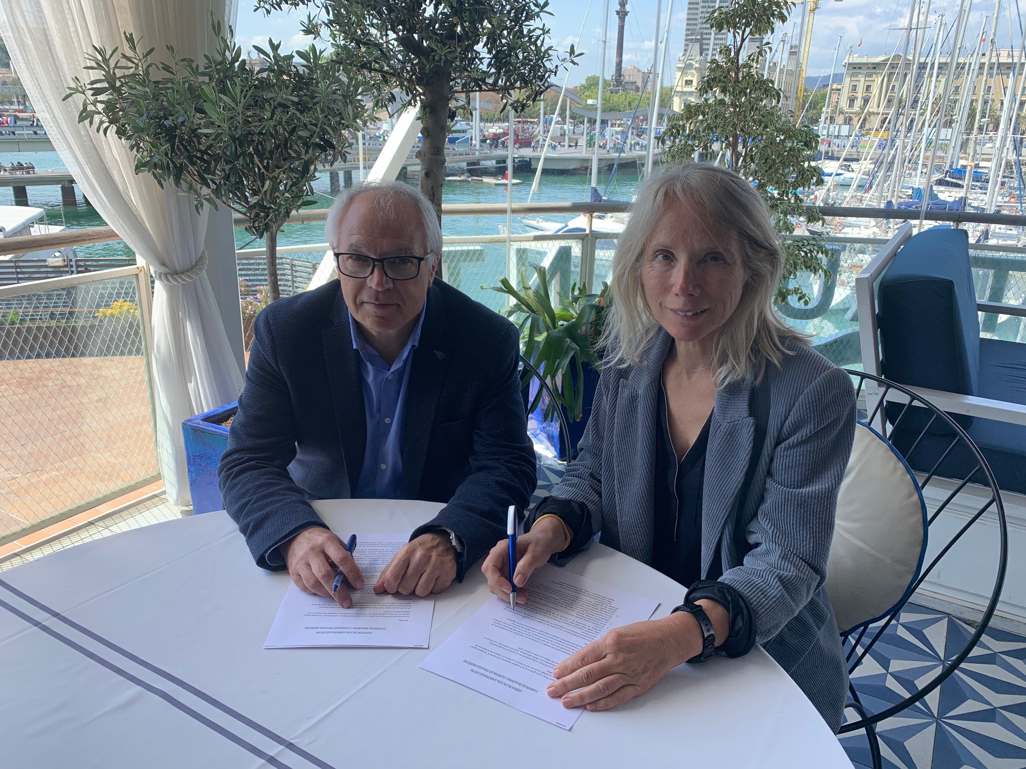 La Fundació Baleària y la Fundació Marítim firman un convenio para promocionar el remo en el Port Vell de Barcelona